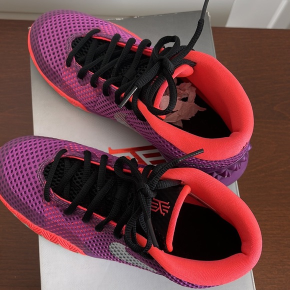 Kyrie Irving 1  'Easter' Edition - Picture 10 of 16